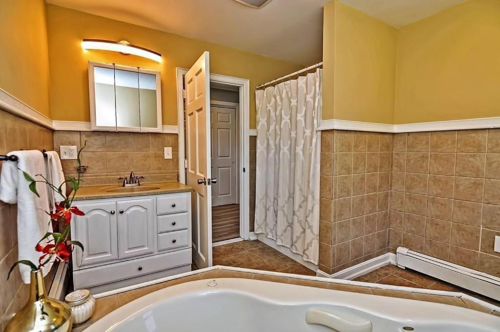 Charming Cottage Historic Falmouth Cape Cod Near Beach And Downtown 2Br 1Bath Deck Exterior photo
